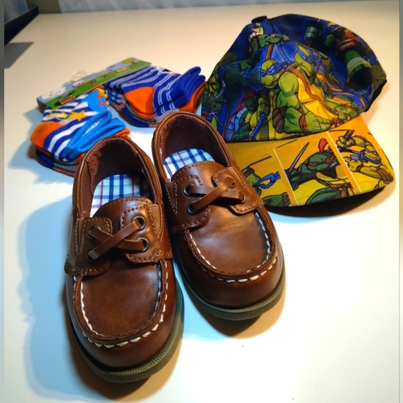 Shoes for kids with socks and Cap - Picture 1 of 7